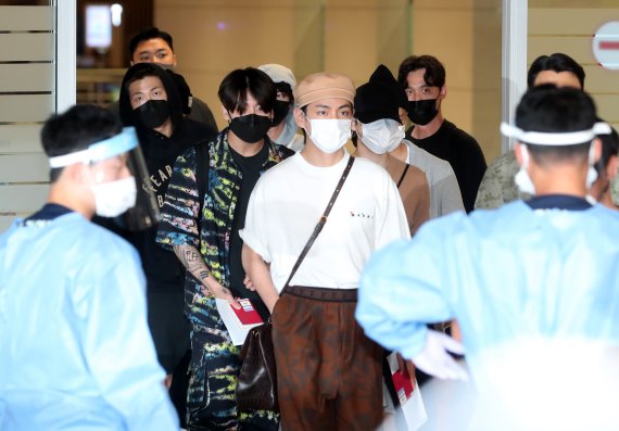 방탄소년단(BTS) RM , 진, 슈가, 제이홉, 지민, 뷔, 정국이 UN 총회를 성공적으로 마치고 24일 새벽 인천국제공항을 통해 입국하고 있다. 2021.9.24/뉴스1 © News1 권현진 기자
