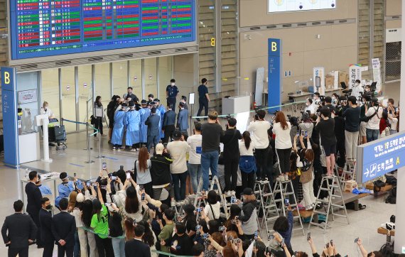 방탄소년단(BTS) RM , 진, 슈가, 제이홉, 지민, 뷔, 정국이 24일 새벽 인천국제공항을 통해 귀국하고 있다. 2021.9.24/뉴스1 © News1 권현진 기자