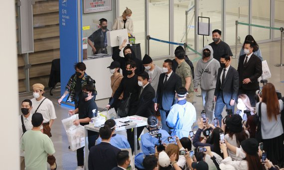 방탄소년단(BTS) RM , 진, 슈가, 제이홉, 지민, 뷔, 정국이 UN 총회를 성공적으로 마치고 24일 새벽 인천국제공항을 통해 입국하고 있다. 2021.9.24/뉴스1 © News1 권현진 기자