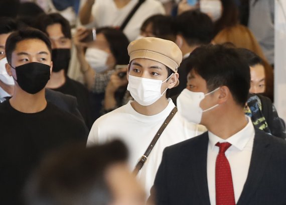 방탄소년단(BTS) 뷔가 24일 새벽 인천국제공항을 통해 입국하고 있다. 2021.9.24/뉴스1 © News1 권현진 기자