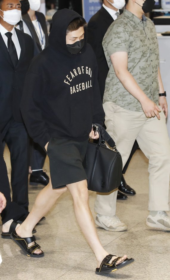 방탄소년단(BTS) RM이 24일 새벽 인천국제공항을 통해 입국하고 있다. 2021.9.24/뉴스1 © News1 권현진 기자