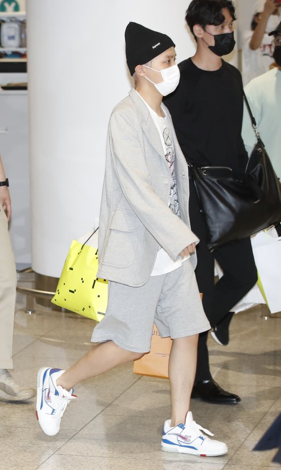 방탄소년단(BTS) 제이홉이 24일 새벽 인천국제공항을 통해 입국하고 있다. 2021.9.24/뉴스1 © News1 권현진 기자