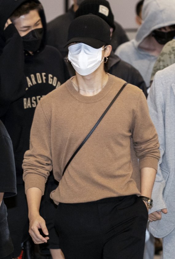방탄소년단(BTS) 지민이 UN 총회를 성공적으로 마치고 24일 새벽 인천국제공항을 통해 입국하고 있다. 2021.9.24/뉴스1 © News1 권현진 기자