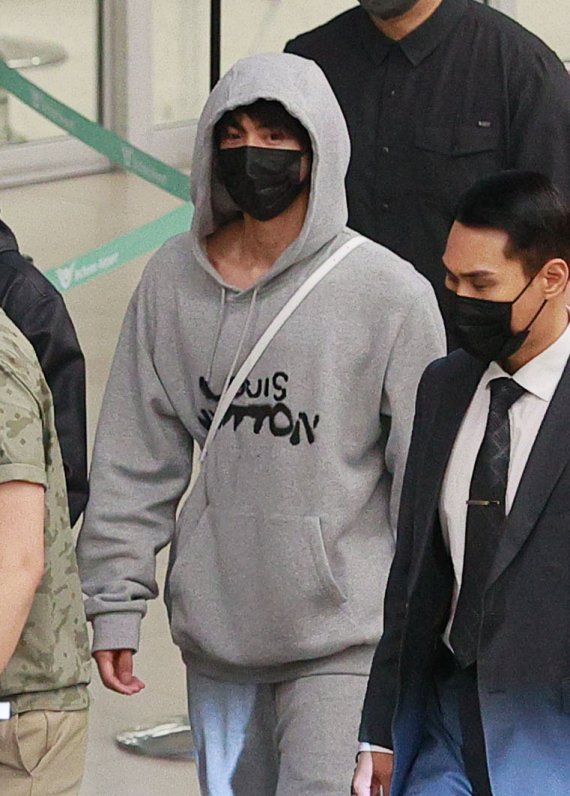 방탄소년단(BTS) 진이 24일 새벽 인천국제공항을 통해 귀국하고 있다. 2021.9.24/뉴스1 © News1 권현진 기자