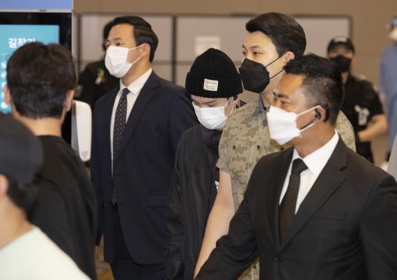 방탄소년단(BTS) 슈가가 UN 총회를 성공적으로 마치고 24일 새벽 인천국제공항을 통해 입국하고 있다. 2021.9.24/뉴스1 © News1 권현진 기자
