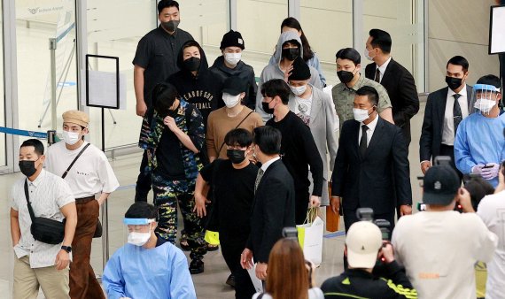 방탄소년단(BTS) RM , 진, 슈가, 제이홉, 지민, 뷔, 정국이 UN 총회를 성공적으로 마치고 24일 새벽 인천국제공항을 통해 입국하고 있다. 2021.9.24/뉴스1 © News1 권현진 기자