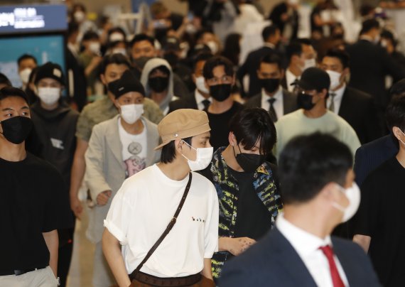 방탄소년단(BTS)이 UN 총회를 성공적으로 마치고 24일 오전 인천국제공항을 통해 입국하고 있다. 2021.9.24/뉴스1 © News1 권현진 기자