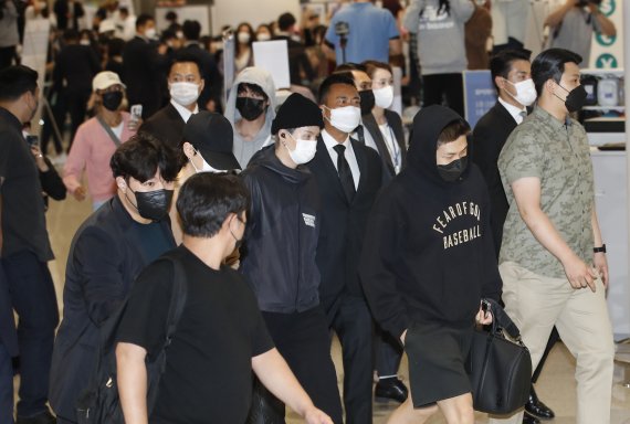 방탄소년단(BTS) 진, 지민, 슈가, RM이 UN 총회를 성공적으로 마치고 24일 오전 인천국제공항을 통해 입국하고 있다. 2021.9.24/뉴스1 © News1 권현진 기자