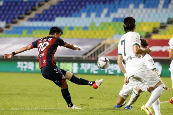 12일 오후 경기도 수원시 팔달구 수원월드컵경기장에서 열린 프로축구 '하나원큐 K리그 2021' 수원FC와 강원FC의 경기에서 수원 조유민이 슛하고 있다. 2021.9.12/뉴스1 © News1 이승배 기자