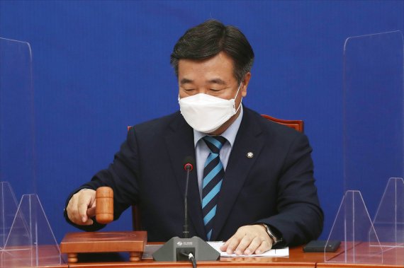 윤호중 더불어민주당 원내대표가 24일 오전 서울 여의도 국회에서 열린 더불어민주당 최고위원회의를 주재하고 있다. 2021.9.24/뉴스1