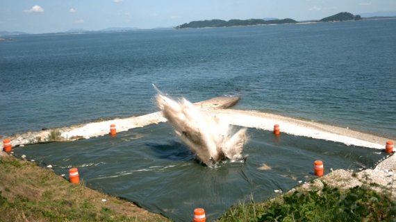 [서울=뉴시스] 장거리공대지 미사일 탄착. 2021.09.15, (사진=국방부 제공) *재판매 및 DB 금지