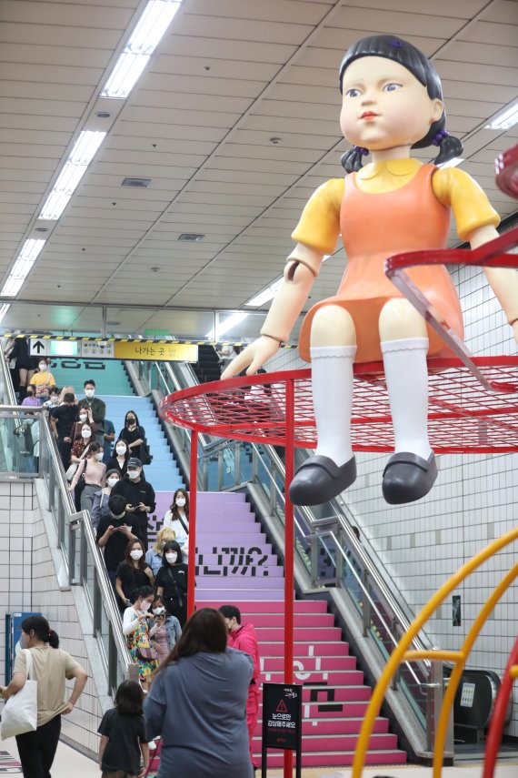 서울지하철 6호선 이태원역에 마련된 '오징어게임' 팝업 체험존 '오겜월드'가 예정보다 빨리 철거됐다. 코로나19 방역논란에 휩싸이면서다. /사진=뉴스1
