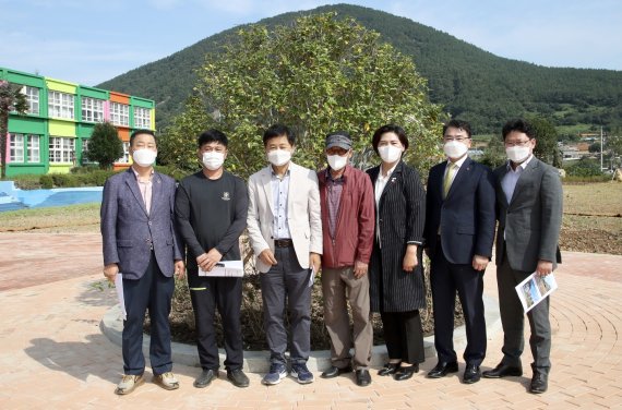 장석웅 전남도교육감과 전남도의원, 시의원, 마을주민이 공감쉼터로 변모한 여수 구 돌산중앙초등학교에서 기념촬영을 하고 있다 *재판매 및 DB 금지