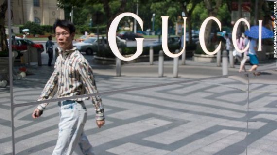 메타버스의 인기를 타고 구찌(Gucci), 생로랑(Yves Saint Laurent) 같은 명품 브랜드의 대체불가능한토큰(NFT) 시장이 오는 2030년 560억달러(약 66조4720억원)에 달할 것이라는 관측이 나와 관심을 끌었다. 중국 상하이의 구찌 매점 앞을 한 중국인 남성이 지나가고 있다./사진=뉴시스