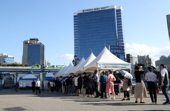 [서울=뉴시스] 고범준 기자 = 코로나19 신규 확진자가 1,716명으로 집계, 79일째 네 자릿수 확진을 이어가고 있는 23일 오전 서울 중구 서울역광장에 마련된 코로나19 중구임시선별검사소에서 시민들이 검사를 받기 위해 줄 서 있다. 2021.09.23. bjko@newsis.com