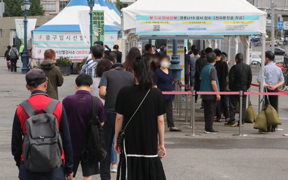 25일 오전 서울 서울역광장에 마련된 중구 선별검사소에서 시민들이 코로나19 검사를 받기위해 줄을 서서 기다리고 있다. 이날 코로나19 신규 확진자는 3273명을 기록해 역대 최다를 기록했다./뉴스1 /사진=뉴스1화상
