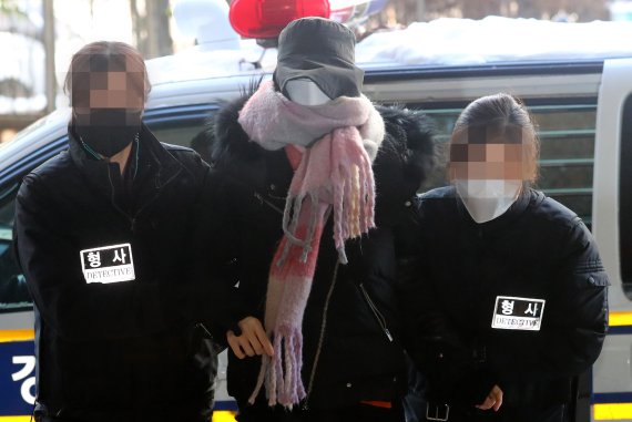 집행유예 기간 중 다시 마약 투약 혐의를 받고 있는 황하나씨가 올해 1월7일 오전 서울 마포구 서울서부지방법원에서 열린 구속영장실질심사에 얼굴을 가린 채 출석하고 있다. /사진=뉴시스