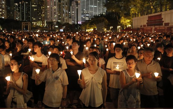 지난 2016년 6월4일 홍콩 시민들이 시내 빅토리아 공원에서 톈안먼 사태 희생자 추모 촛물 집회에 참석한 모습.AP뉴시스