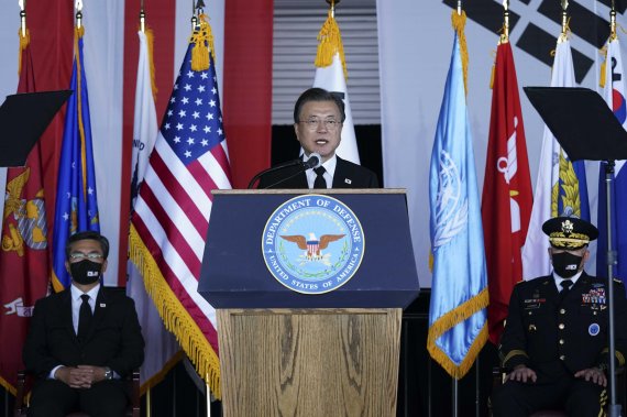 [호놀룰루=뉴시스] 김진아 기자 = 문재인 대통령이 22일(현지시간) 미국 히캄 공군기지 19번 격납고에서 열린 한미 유해 상호 인수식에서 추모사를 하고 있다. 2021.09.23. bluesoda@newsis.com