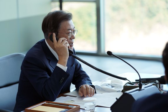 [서울=뉴시스] 문재인 대통령이 15일 국방과학연구소 안흥시험장에서 미사일전력 발사 시험을 참관하던 중 잠수함 발사 비행시험에 성공한 도산 안창호함 함장과 통화하고 있다. (사진=청와대 제공) 2021.09.15. photo@newsis.com *재판매 및 DB 금지