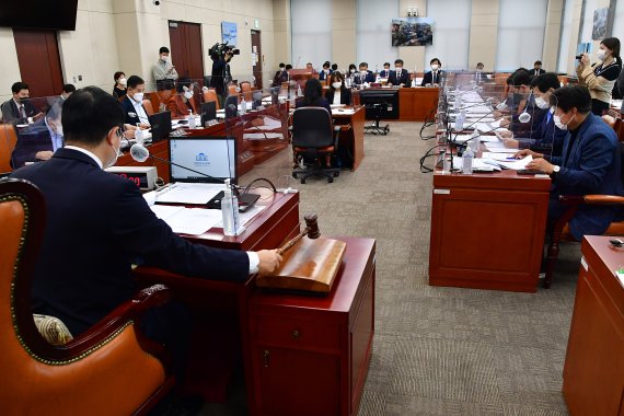 [서울=뉴시스] 최진석 기자 = 15일 국회에서 국방위원회 전체회의가 열리고 있다. (공동취재사진) 2021.09.15. photo@newsis.com