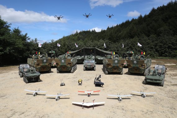 K877 차륜형 지휘소 차량, K808 차륜형 장갑차, 소형 전술차량, 다목적 무인차량, 산악형 오토바이, 드론 등 육군이 전력화했거나 도입 예정인 '아미타이거4.0' 장비들. 사진=공동취재단