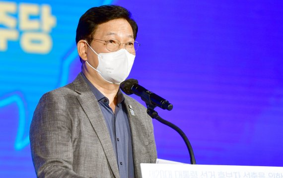 [광주=뉴시스] 류형근 기자 = 더불어민주당 대선 후보 선출을 위한 순회 경선 광주·전남 합동연설회가 25일 오후 광주 서구 김대중컨벤션센터 1층 다목적홀에서 열리고 있다. 송영길 대표가 인사말을 하고있다. 2021.09.25. hgryu77@newsis.com