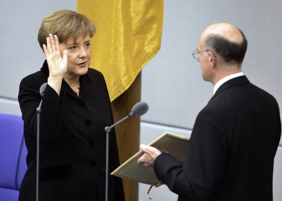 지난 2005년 11월 22일 독일 베를린 연방의회에서 첫 번째 총리 취임선서를 하는 앙겔라 메르켈 독일 총리(왼쪽). AP뉴시스