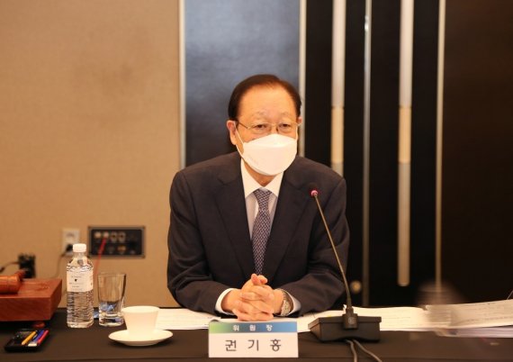 권기홍 동반성장위원회 위원장은 지난 15일 오전 제67차 동반성장위원회를 개최하고 '2020년 동반성장지수' 평가 결과를 발표했다. (동반성장위원회 제공) © 뉴스1