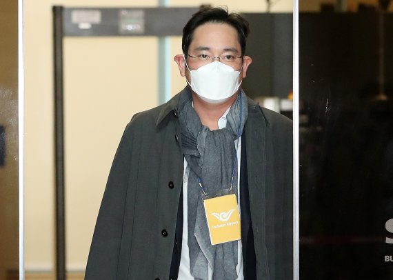 유럽 출장을 마친 이재용 삼성전자 부회장이 2020년 10월 14일 오전 서울 김포비즈니스항공센터(SGBAC)를 통해 귀국하는 모습/뉴스1 © News1