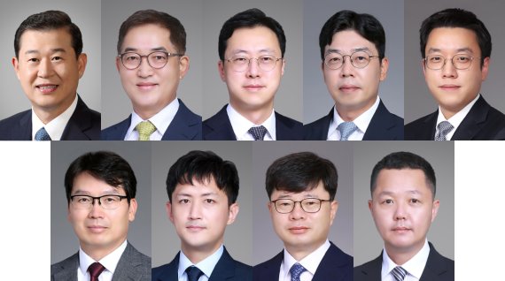 좌측 위부터 이성호 고문변호사, 정두영 고문, 이성규 변호사, 배지훈 변호사, 최성준 변호사. 좌측 아래부터 김종일 전문위원, 장준원 전문위원, 신현수 전문위원, 최동식 전문위원.