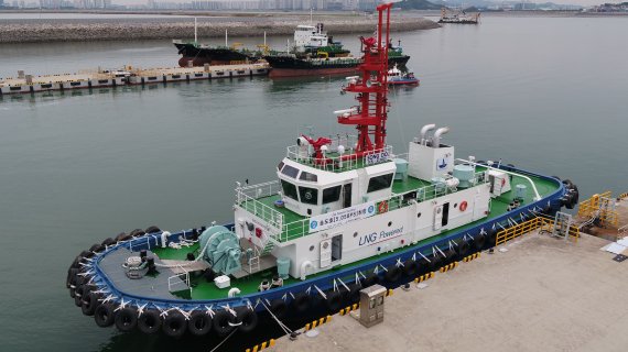 국내 최초 LNG 연료추진 예선인 ‘송도호’가 2년간의 선박건조를 마치고 인천항에 본격 투입됐다. 정박 중인 송도호.