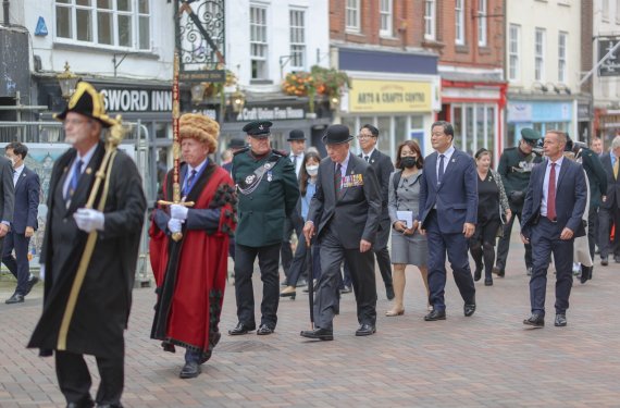[런던=뉴시스]영국 글로스터에서 열린 임진강전투 70주년 시가행진. (사진 : 주영한국대사관) 2021.9.26. *재판매 및 DB 금지