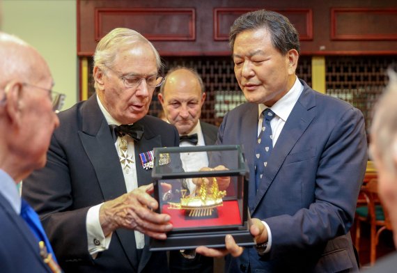 [서울=뉴시스] 임진강전투 70주년을 맞아 영국 참전용사들을 만나기 위해 영국을 방문 중인 황기철 국가보훈처장이 25일 (현지시간) 영국 글로스터에서 열린 임진강전투 70주년 기념만찬에 참석해 리처드 알렉산더 월터 조지 글로스터 공작에게 기념품을 전달하고 있다. (사진=국가보훈처 제공) 2021.09.26. photo@newsis.com *재판매 및 DB 금지