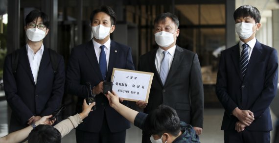 전용기 더불어민주당 의원(왼쪽 두번째)을 비롯한 민주당 대선주자 이재명 캠프 관계자들이 27일 오전 서울 반포대로 서울중앙지방검찰청에서 곽상도 국민의힘 의원에 대해 공직선거법·정보통신망법 위반 혐의로 고발장을 제출하기 전 입장을 밝히고 있다. 사진=서동일 기자