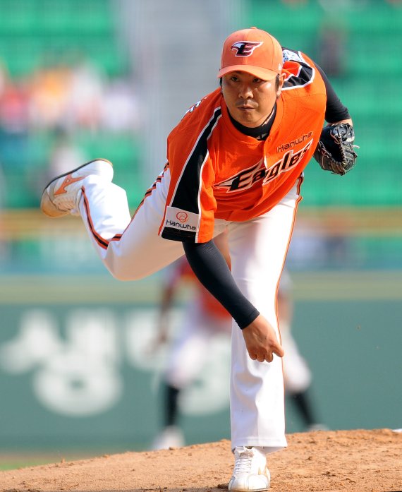 【서울=뉴시스】 24일 오후 잠실야구장에서 열린 2009 프로야구 LG트윈스-한화이글스 경기에서 한화선발 정민철이 역투하고 있다. /이동원기자 dwlee@newsis.com