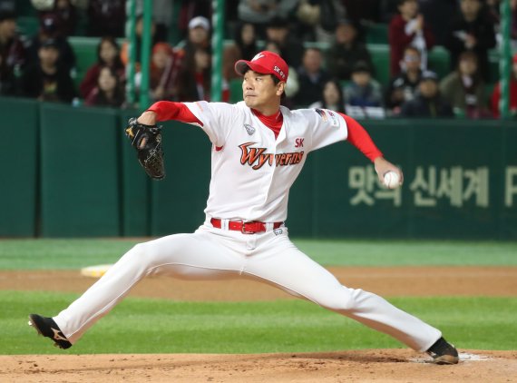 【인천=뉴시스】 전진환 기자 = 2019 프로야구 플레이오프 1차전 SK와 키움의 경기가 열린 14일 오후 인천 SK행복드림구장에서 1회초 SK 선발 김광현이 역투하고 있다. 2019.10.14. amin2@newsis.com