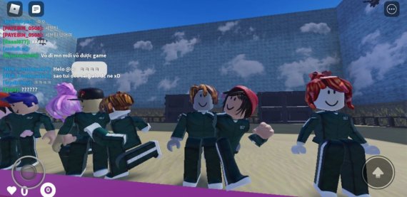 첫번째 게임인 '무궁화 꽃이 피었습니다' 게임을 위한 스타트 라인에 섰다. 드라마와 마찬가지로 하늘처럼 칠한 벽들이 참가자들을 둘러싸고 있고 저 멀리에서는 '영희' 로봇이 참가자들을 바라보고 있다. 채팅창에서는 한국어뿐 아니라 다양한 언어들이 등장해 '넷플릭스 드라마 글로벌 1위'의 위엄을 느낄 수 있었다. © 뉴스1