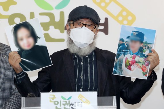 '성추행 피해 사망' 故이 중사 아버지 "軍 부실수사에 분노..특검 도입해야"