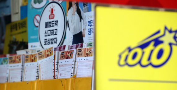 [서울=뉴시스]박영태 기자 = 신종 코로나바이러스 감염증(코로나19)이 확산됨에 따라 스포츠토토 발행종목의 국내외 주요리그가 전면 중지(연기)되면서 2020년 03월 14일(토요일)부터 스포츠토토 발매가 중단됐다. 사진은 15일 서울 종로의 스포츠토토를 판매하는 매장의 모습. 2020.03.15.since1999@newsis.com