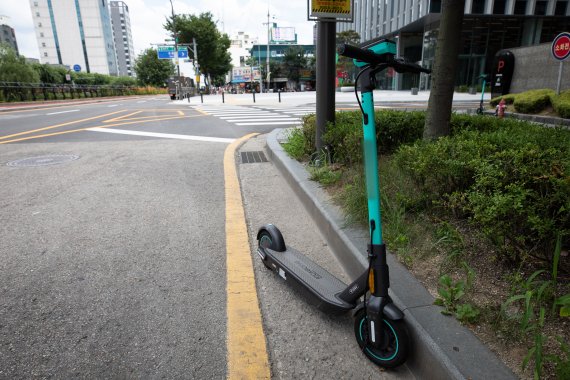 14일 서울시내 도로변에 전동킥보드가 주차돼 있다. 2021.7.14/뉴스1 © News1 유승관 기자