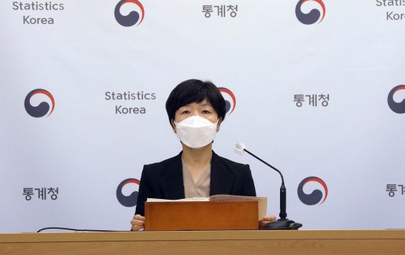 [세종=뉴시스] 강종민 기자 = 김수영 통계청 인구동향과장이 28일 오전 정부세종청사에서 2020년 사망원인 통계를 발표하고 있다. 지난해 총 사망자 수는 30만 4948명으로 사망원인통계 작성 이래 최대로 집계됐다. 2021.09.28. ppkjm@newsis.com