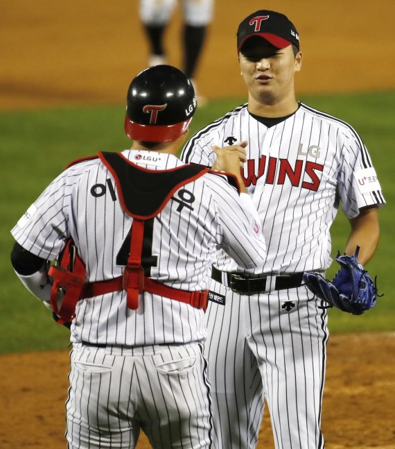 [서울=뉴시스] 정병혁 기자 = 28일 오후 서울 송파구 잠실야구장에서 열린 2021 신한은행 SOL KBO리그 롯데 자이언츠와 LG 트윈스의 경기, 9회초 LG 고우석이 승리를 확정짓자 기뻐하고 있다. 2021.09.28. jhope@newsis.com