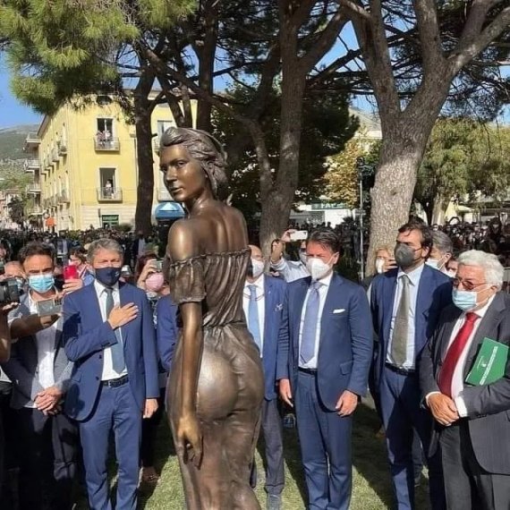 너무 야한 동상이 이탈리아에서 논란...왜?