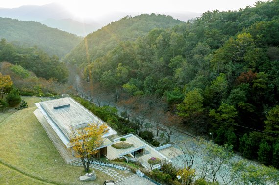 ‘2021년 울산광역시건축상 대상을 받은 '언양청소년수련원'은 ㈜플로건축사사무소(대표 최재원)가 설계한 작품으로, 주변지형과 대지의 고저차를 최대한 살렸다.