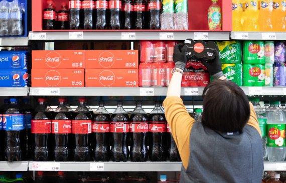 서울 시내의 한 대형마트에 콜라·사이다 등 탄산음료가 진열돼 있다. 2021.3.18/뉴스1 © News1 이재명 기자
