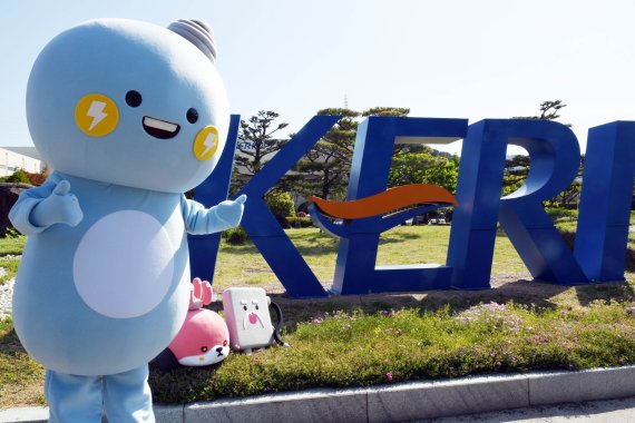 한국전기연구원 공식 캐릭터 꼬꼬마케리(왼쪽부터), 토토카, 보배할배. *재판매 및 DB 금지