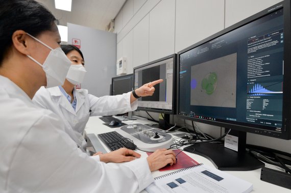 29일 경북 포항융합기술산업지구에 준공된 세포막단백질 연구소에서 연구원들이 극저온전자현미경으로 동물의 살아있는 단백질 구조를 관찰하고 있다. 2021.9.29/뉴스1 © News1 최창호 기자