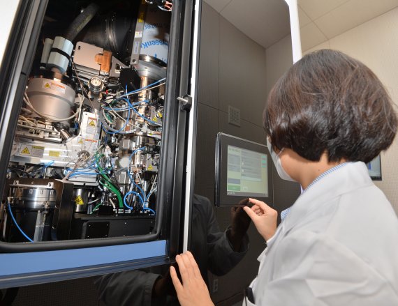 29일 경북 포항융합기술산업지구에 준공된 세포막단백질 연구소에서 연구원들이 극저온전자현미경을 통한 연구를 준비하고 있다..2021.9.29/뉴스1 © News1 최창호 기자