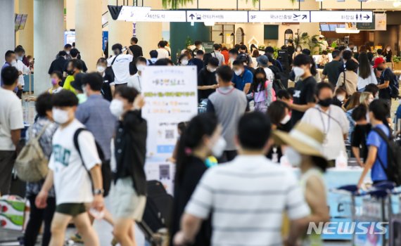 제주국제공항 1층 도착장이 관광객들로 북적이고 있다. [사진=뉴시스DB]